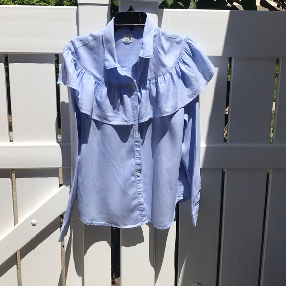 Flirty and feminine ruffled blouse - Picture 1 of 5